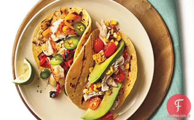Tacos de frango desfiado com tomate e milho grelhado