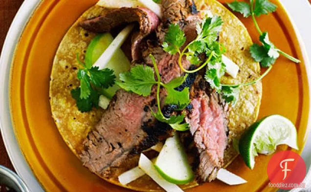 Bife Achiote flanco com maçã e Jicama Slaw