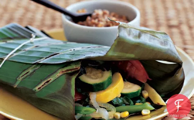 Pacotes de vegetais de verão com manteiga de noz-pecã torrada