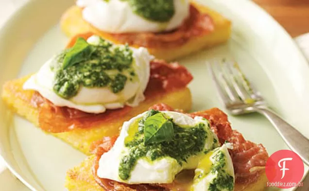 Uova Benedetto (ovos escalfados em Polenta com Pesto e Prosciutto nítido)