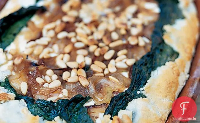 Cebola aberta, queijo de cabra e Torta de pinhão