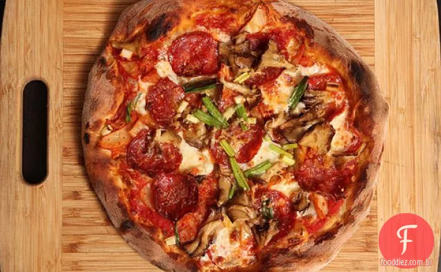 Pizza ao estilo de Nova York com cogumelos Kimchi, Soppressata e Maitake