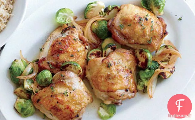 Coxas de frango assadas com couve de Bruxelas