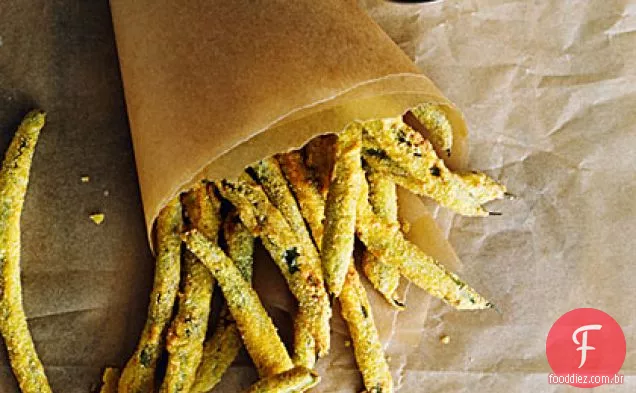 Batatas fritas de feijão verde com maionese picante