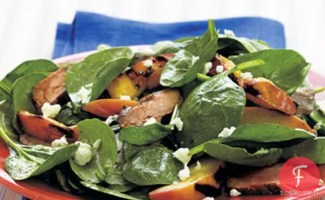 Salada de espinafre com lombo de porco grelhado e nectarinas