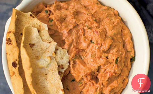 Alho assado e propagação de queijo de tomate seco ao sol (molho Ossabaw)