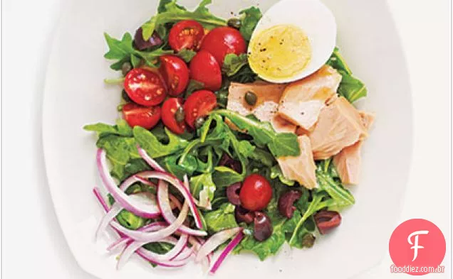 Salada de atum, rúcula e ovo com batatas fritas