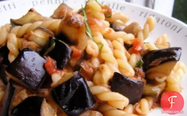 Jantar esta noite: macarrão com berinjela assada e tomate