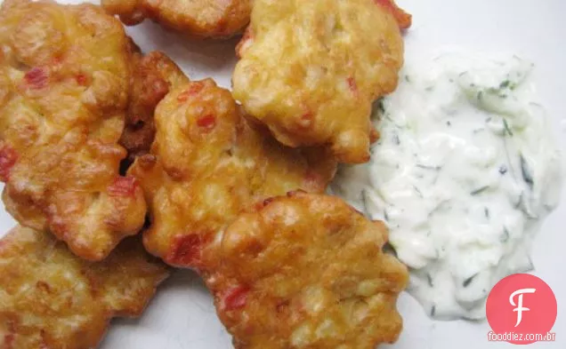 Bolinhos de grão de bico com molho de iogurte