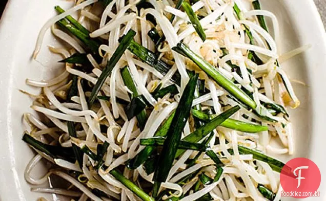 Brotos de feijão fritos e cebolinha chinesa