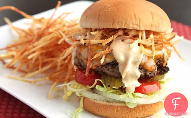 Fritas Cubanas (cheeseburgers temperados com batatas e molho picante)