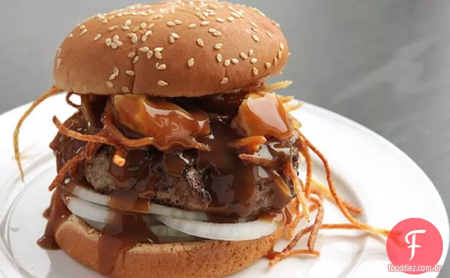 Hambúrguer Poutine (hambúrgueres com batatas fritas, coalhada de queijo e molho)