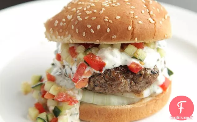 Hambúrgueres com molho cremoso de Feta e sabor de tomate e pepino