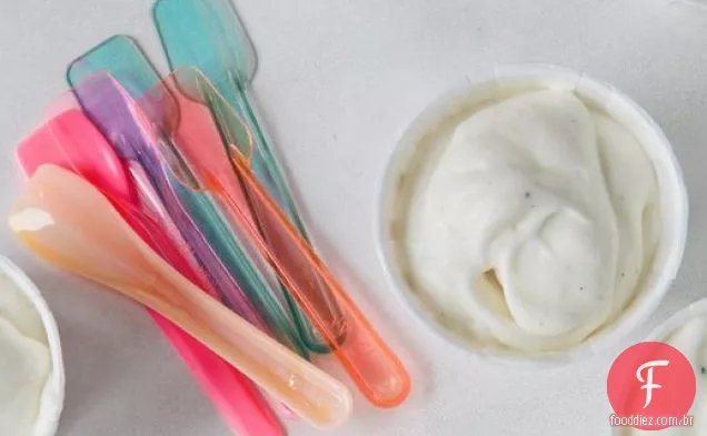 Mousse de iogurte de cardamomo com damascos