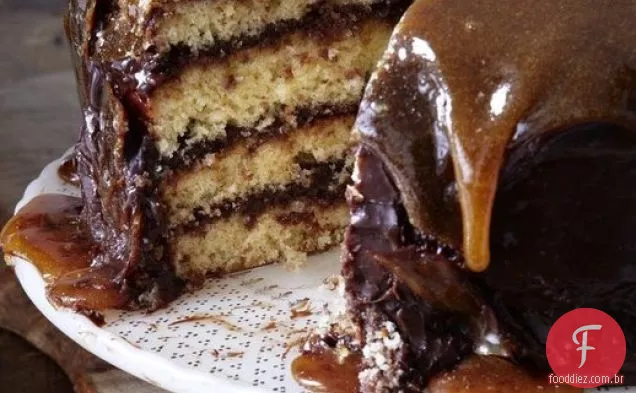 Bolo amarelo com cobertura de Chocolate e Top caramelo