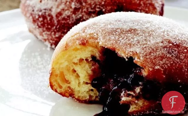 Donuts de framboesa com molho de baunilha
