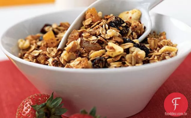 Cereal de café da manhã de três grãos com nozes e frutas secas