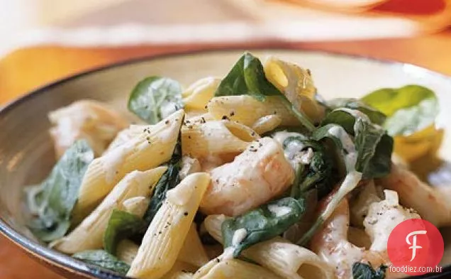 Macarrão com espinafre, noz-moscada e camarão