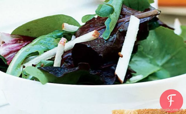 Salada verde com maçãs e molho de noz de bordo
