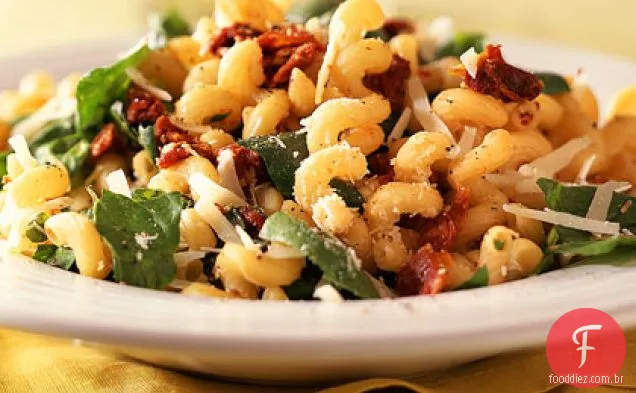 Macarrão com queijo Asiago e espinafre