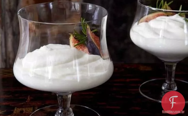 Syllabub com figos vitrificados com alecrim