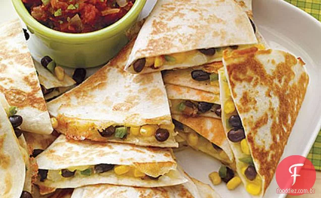 Quesadillas de milho e feijão preto com queijo