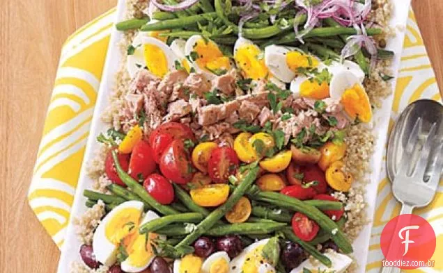 Salada de Quinoa Niçoise com vinagrete de limão-alcaparras