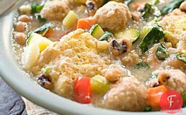 Sopa de ervilha de olhos pretos com bolinhos de peru e Pão de milho