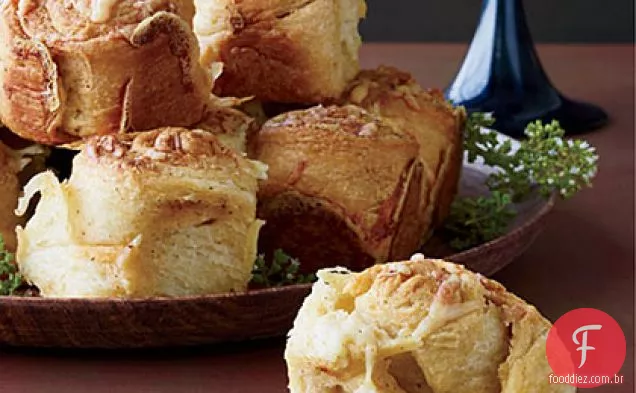 Parker House Rolls coberto com Cheddar e Old Bay