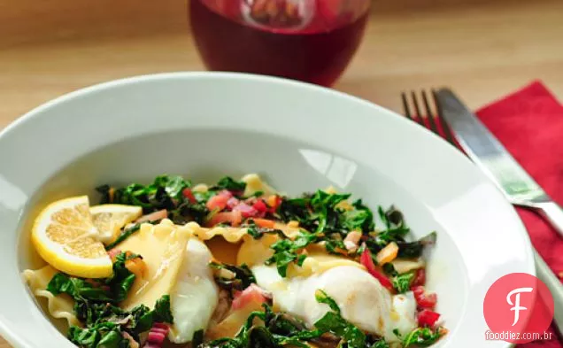 Ravioli de rosto aberto com ovo e verduras murchas