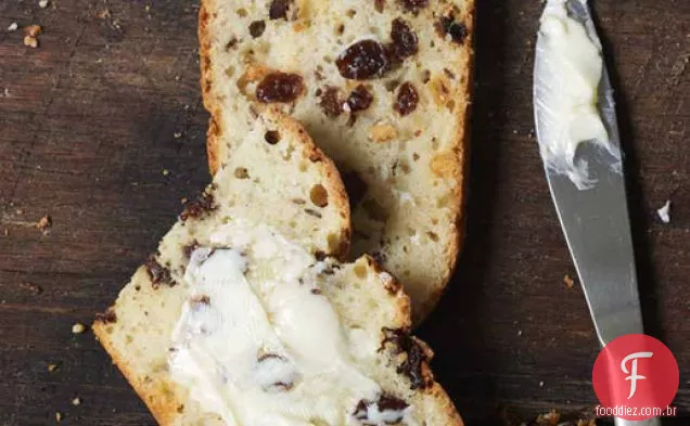 Pão de refrigerante irlandês com passas e cominho