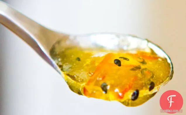 Marmelada de laranja de Halloween com sementes de gergelim preto