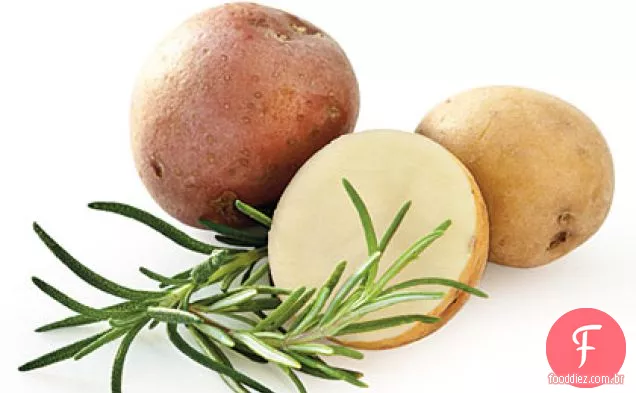 Coxas de frango crocantes com batatas e alecrim