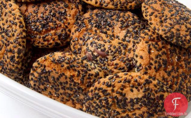 Biscoitos salgados de gergelim e chocolate amargo