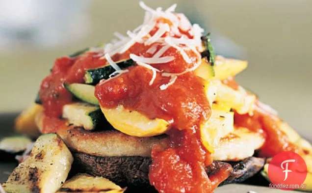 Legumes grelhados com bolos de batata