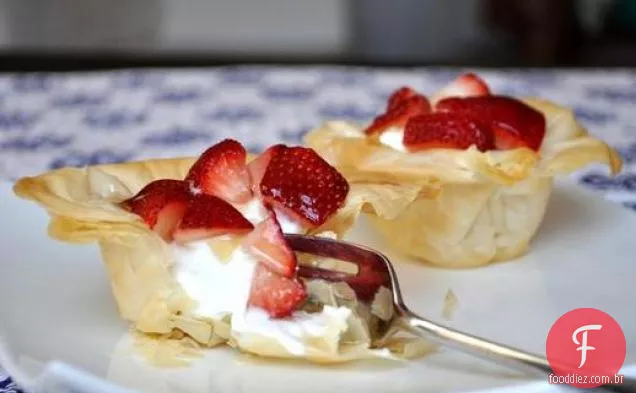 Iogurte grego e morango Phyllo Cups