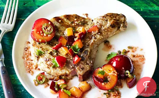 Costeletas de porco grelhadas com Chutney de ameixa fresca