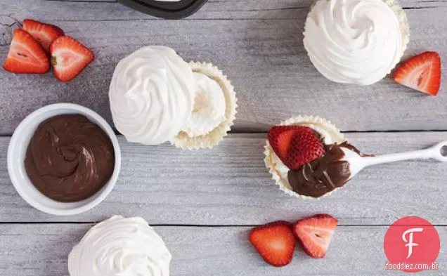 Cupcakes de merengue com Nutella e morangos