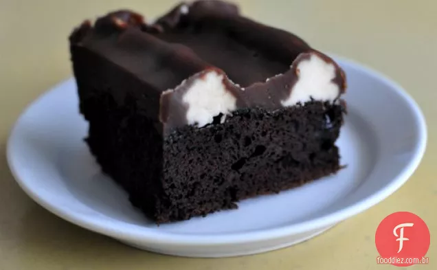 Bolo acidentado (Bolo De Chocolate Com Creme De Manteiga de baunilha e Chocolate Fudge)