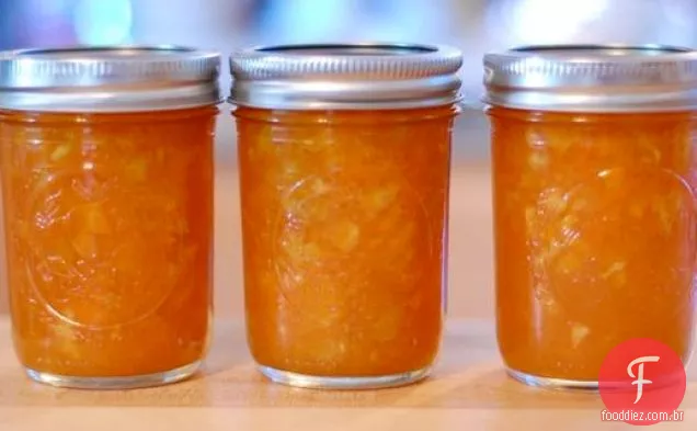 Marmelada de laranja de cenoura com canela e passas douradas