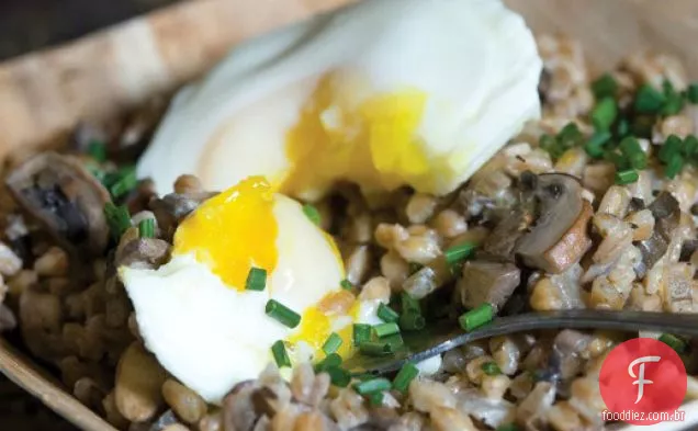 Ripe Cremini Farro Hash com ovos escalfados