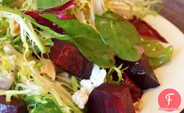 Saladas sérias: salada de beterraba assada com queijo de cabra, nozes e vinagrete de mel Dijon