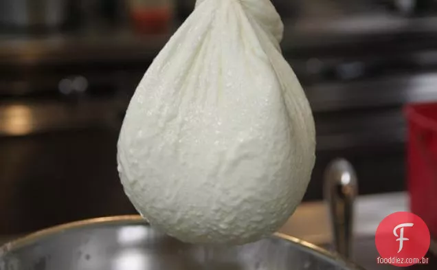 Ricota caseira de Dan Kluger com ovos assados e molho de tomate
