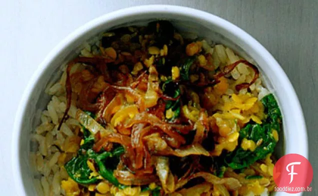 Lentilhas vermelhas temperadas com cebola caramelizada e espinafre