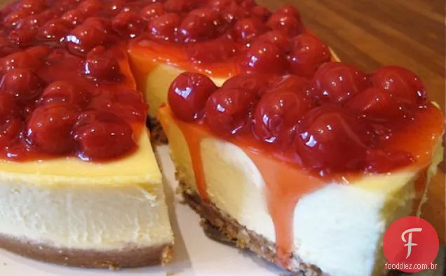 Cheesecake de chocolate branco com cobertura de cereja
