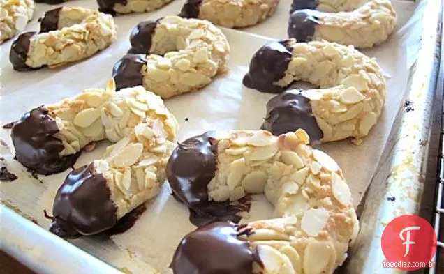 Chifres De Amêndoa Mergulhados Em Chocolate