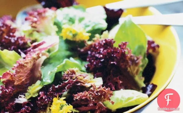 Salada verde com vinagrete de noz