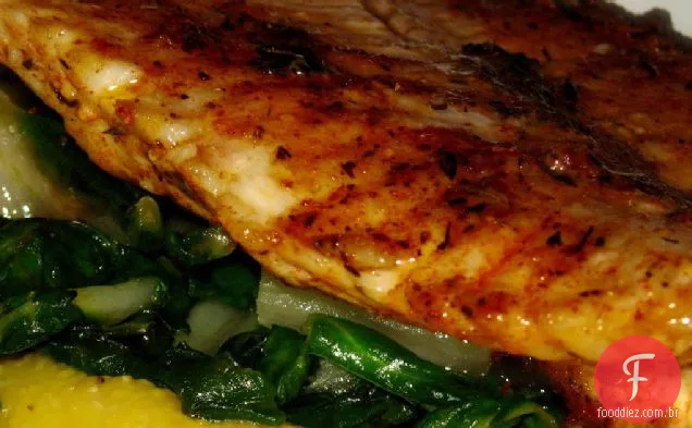 Peixe-Gato com especiarias Cajun com acelga salteada e grãos de parmesão