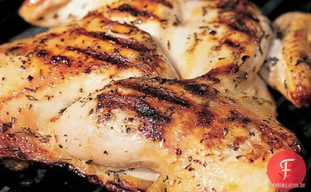 Frango dividido grelhado com alecrim e alho