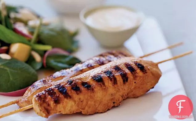 Espetos de frango grelhado com iogurte e especiarias